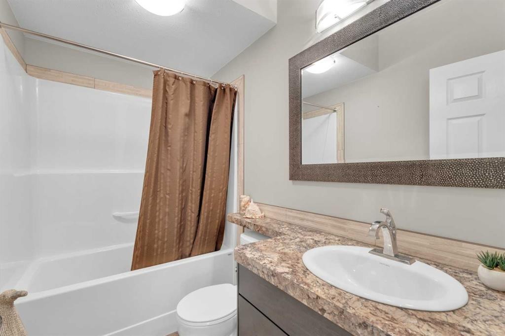 94 Mackenzie Crescent, Lacombe, AB - Indoor Photo Showing Bathroom