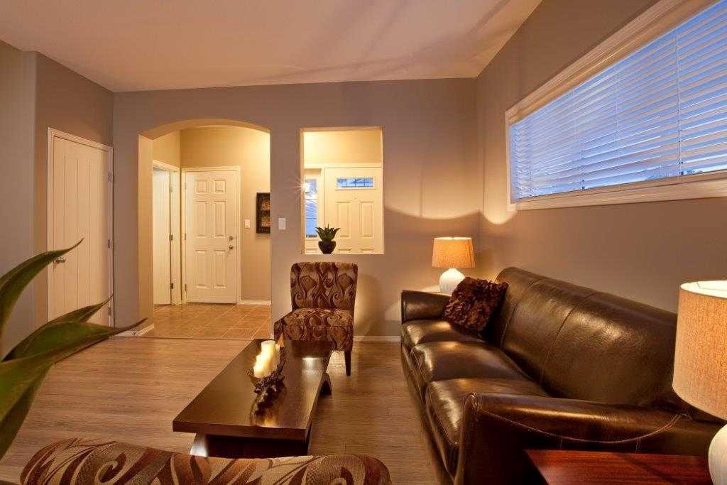10 Ross Close, Sylvan Lake, AB - Indoor Photo Showing Living Room