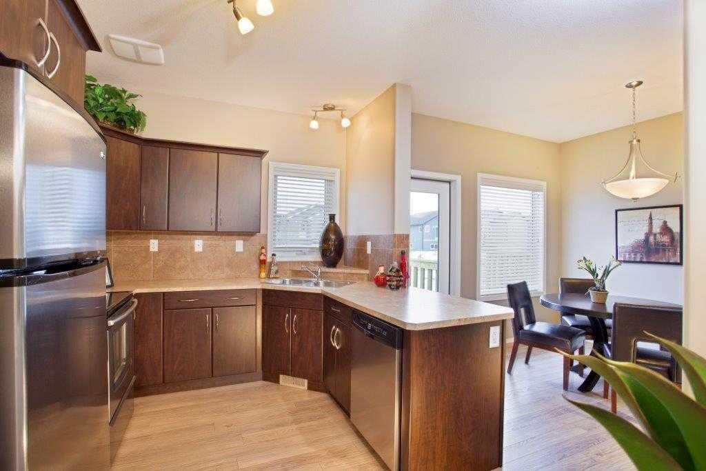 10 Ross Close, Sylvan Lake, AB - Indoor Photo Showing Kitchen With Double Sink