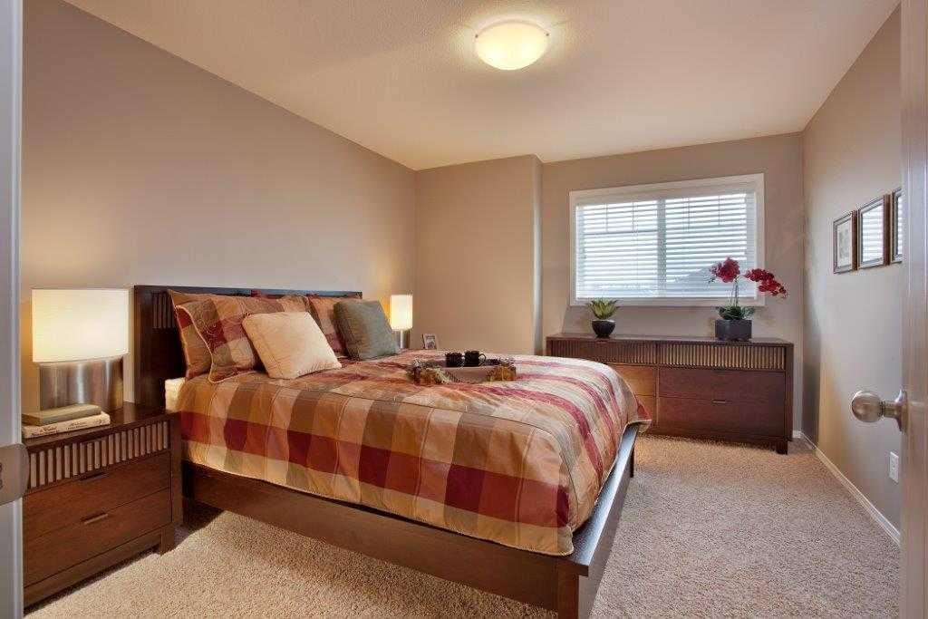 10 Ross Close, Sylvan Lake, AB - Indoor Photo Showing Bedroom