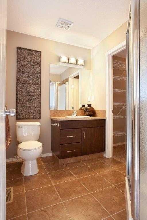 10 Ross Close, Sylvan Lake, AB - Indoor Photo Showing Bathroom