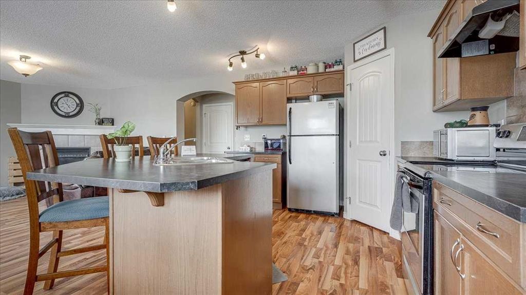 148 Valley Crescent, Blackfalds, AB - Indoor Photo Showing Kitchen