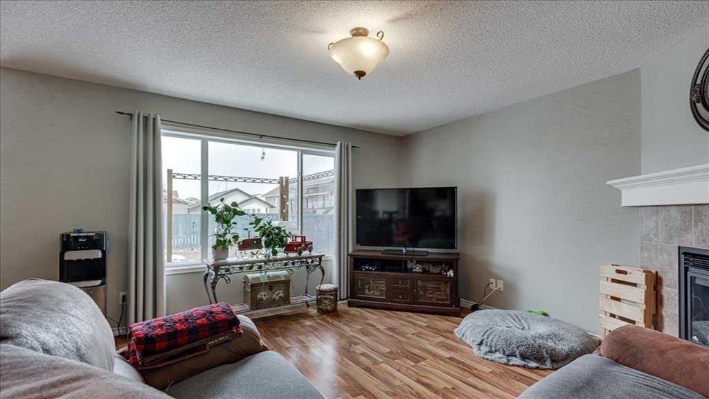 148 Valley Crescent, Blackfalds, AB - Indoor Photo Showing Living Room