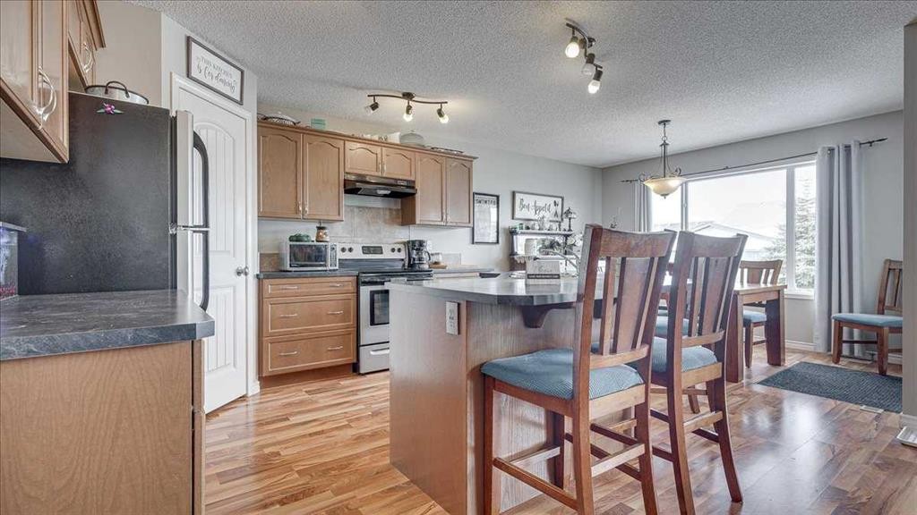 148 Valley Crescent, Blackfalds, AB - Indoor Photo Showing Kitchen