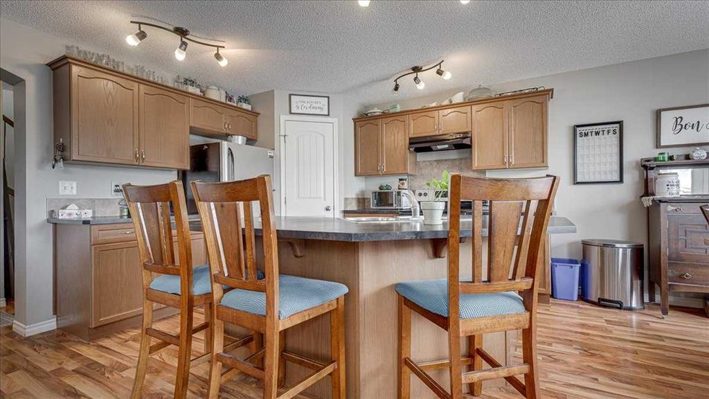 148 Valley Crescent, Blackfalds, AB - Indoor Photo Showing Kitchen