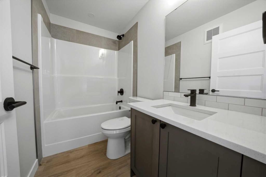 115 Crestview Boulevard, Sylvan Lake, AB - Indoor Photo Showing Bathroom