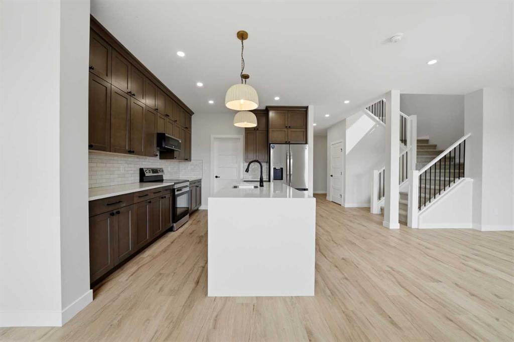 115 Crestview Boulevard, Sylvan Lake, AB - Indoor Photo Showing Kitchen