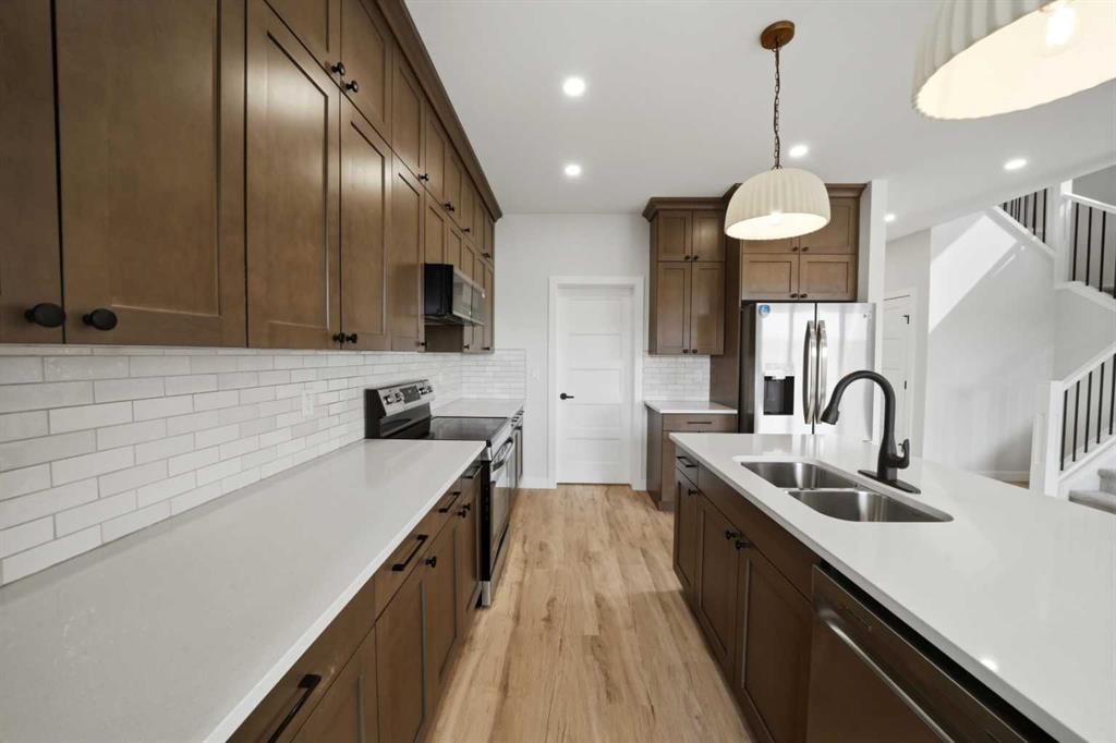 115 Crestview Boulevard, Sylvan Lake, AB - Indoor Photo Showing Kitchen With Double Sink With Upgraded Kitchen