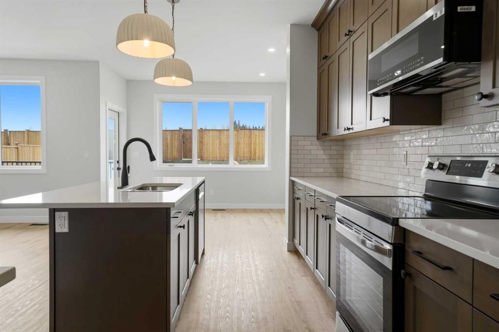 115 Crestview Boulevard, Sylvan Lake, AB - Indoor Photo Showing Kitchen With Upgraded Kitchen