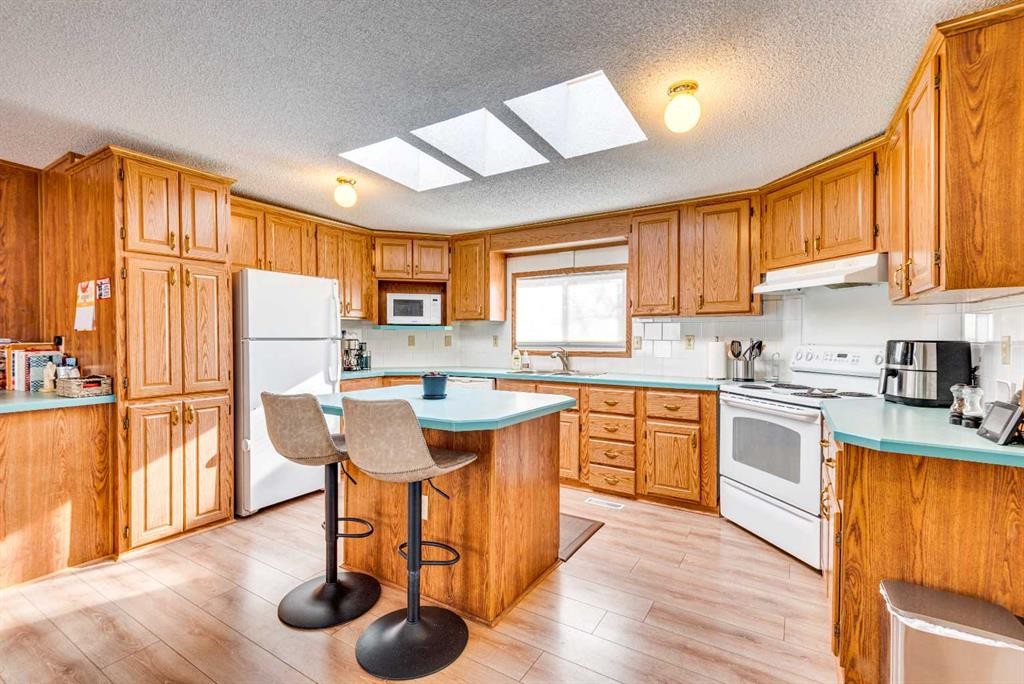 154 Devilder, Trochu, AB - Indoor Photo Showing Kitchen