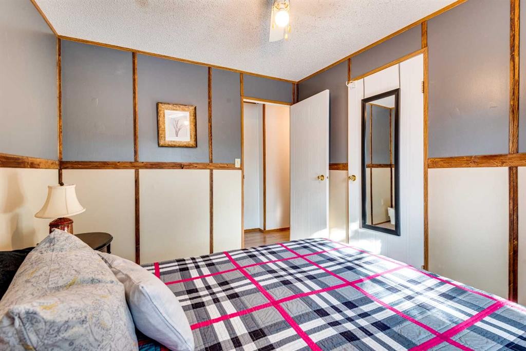 154 Devilder, Trochu, AB - Indoor Photo Showing Bedroom