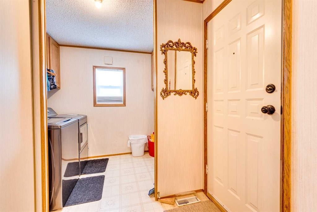 154 Devilder, Trochu, AB - Indoor Photo Showing Laundry Room