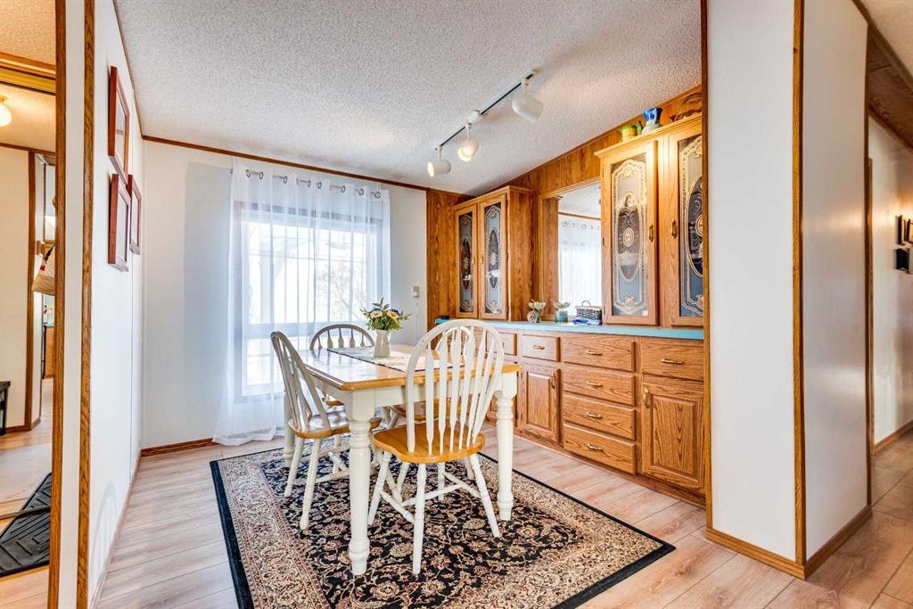 154 Devilder, Trochu, AB - Indoor Photo Showing Dining Room