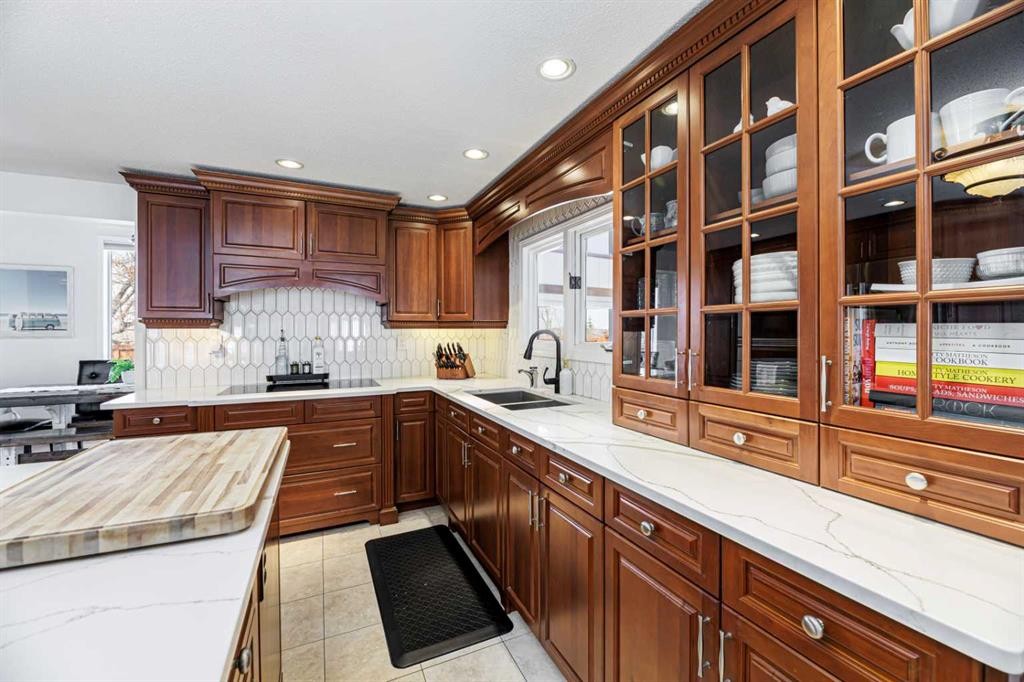 14 Warwick Drive, Red Deer, AB - Indoor Photo Showing Kitchen With Double Sink