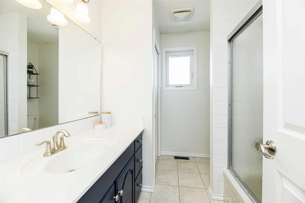 14 Warwick Drive, Red Deer, AB - Indoor Photo Showing Bathroom