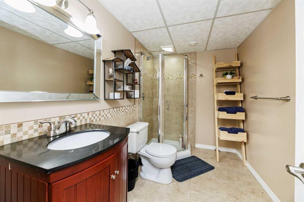 14 Warwick Drive, Red Deer, AB - Indoor Photo Showing Bathroom