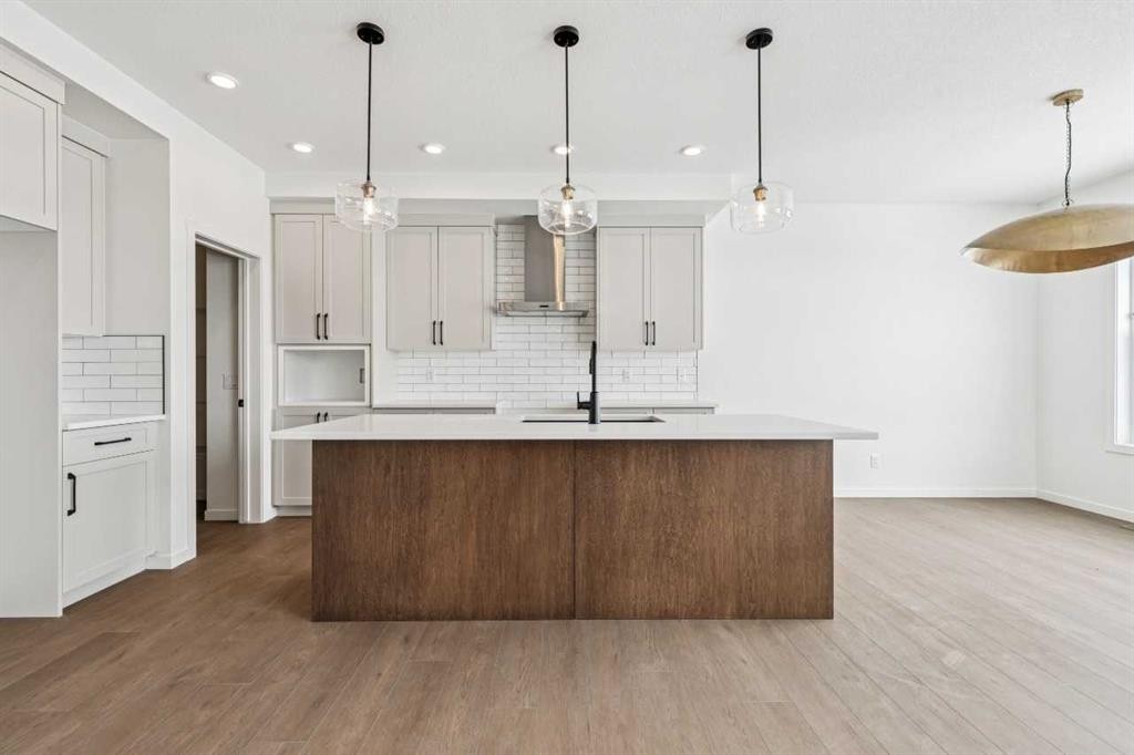 208 Southborough Common, Cochrane, AB - Indoor Photo Showing Kitchen With Upgraded Kitchen