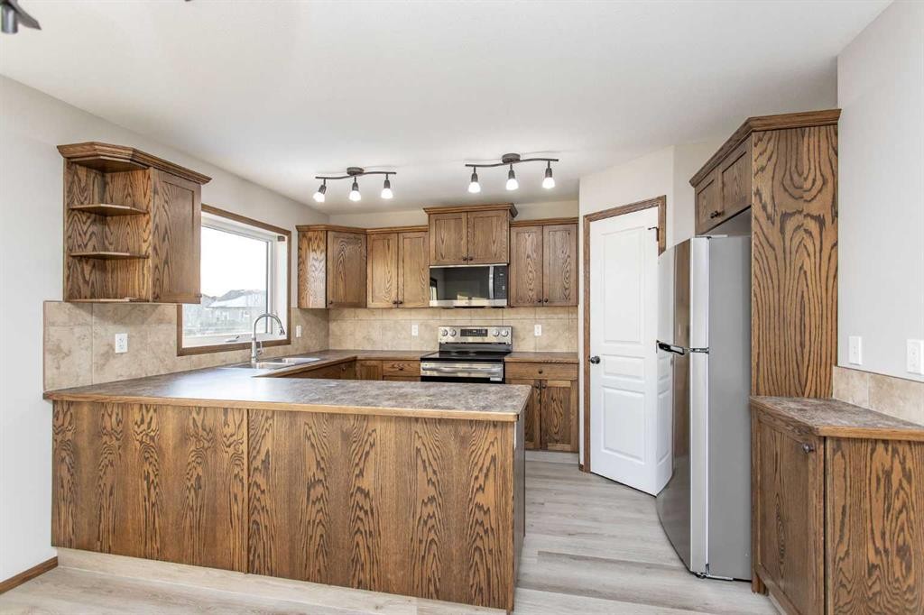 92 Iron Wolf Boulevard, Lacombe, AB - Indoor Photo Showing Kitchen