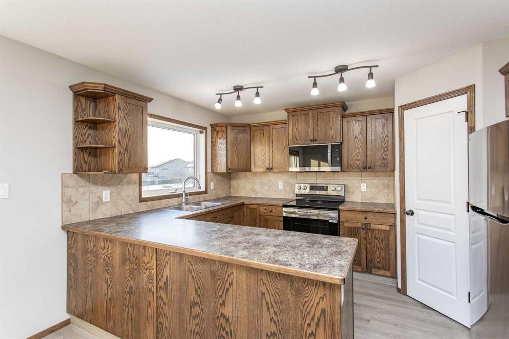 92 Iron Wolf Boulevard, Lacombe, AB - Indoor Photo Showing Kitchen