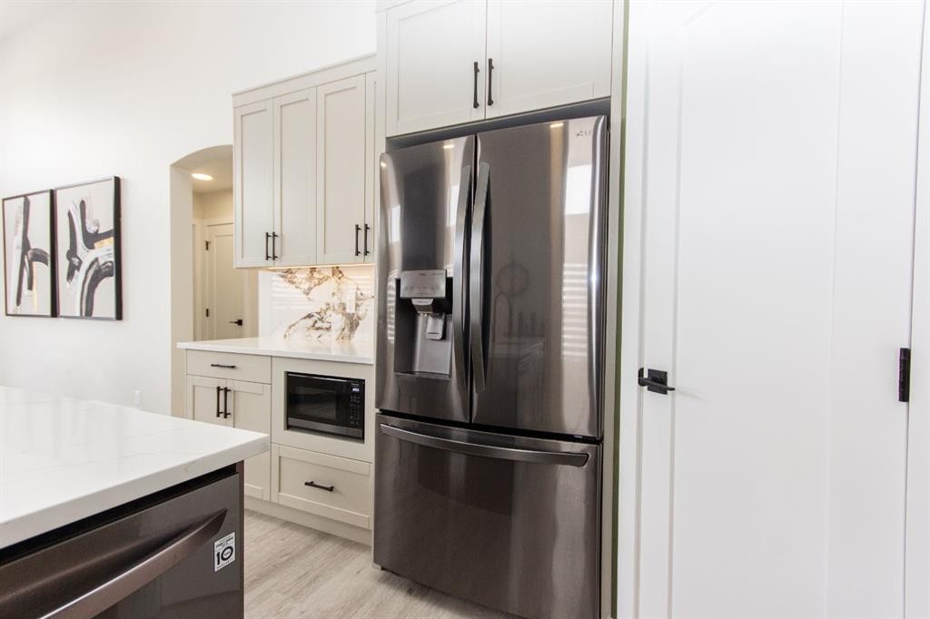 224 Emerald Drive, Red Deer, AB - Indoor Photo Showing Kitchen