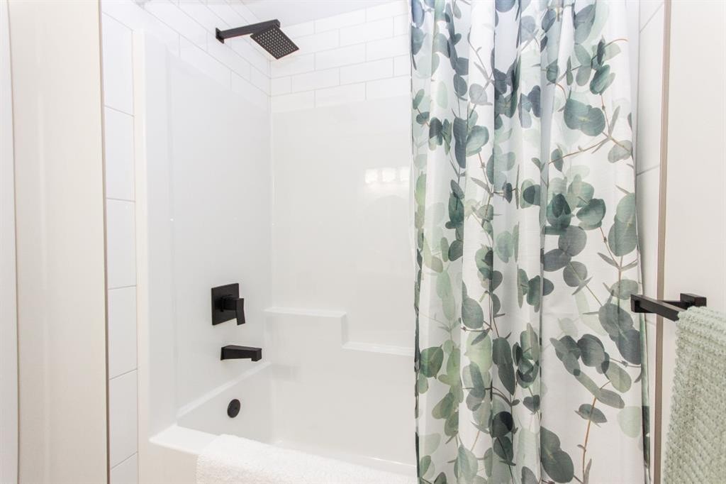 224 Emerald Drive, Red Deer, AB - Indoor Photo Showing Bathroom