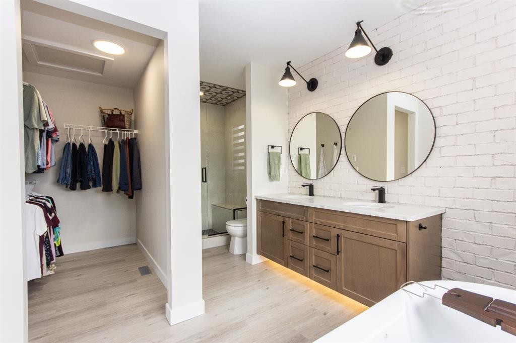 224 Emerald Drive, Red Deer, AB - Indoor Photo Showing Bathroom