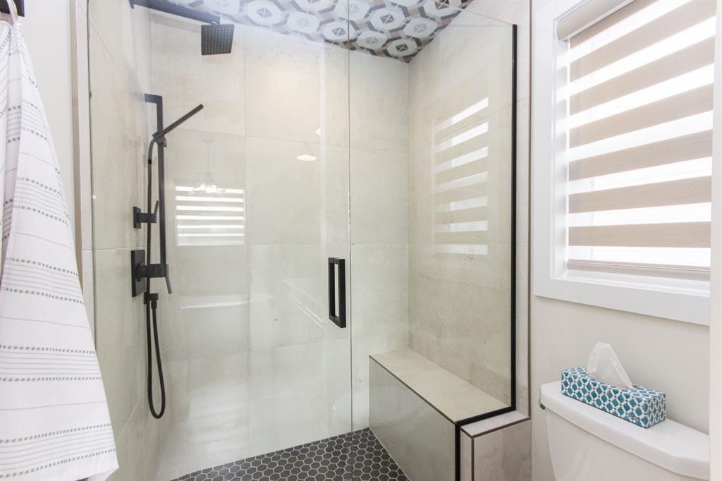 224 Emerald Drive, Red Deer, AB - Indoor Photo Showing Bathroom