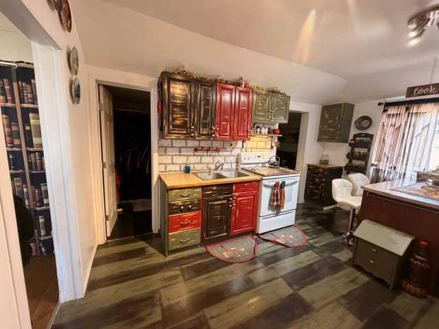 5016 51 Street, Hardisty, AB - Indoor Photo Showing Kitchen