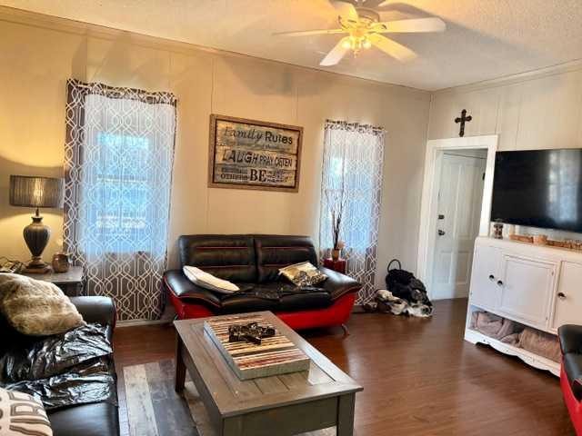 5016 51 Street, Hardisty, AB - Indoor Photo Showing Living Room