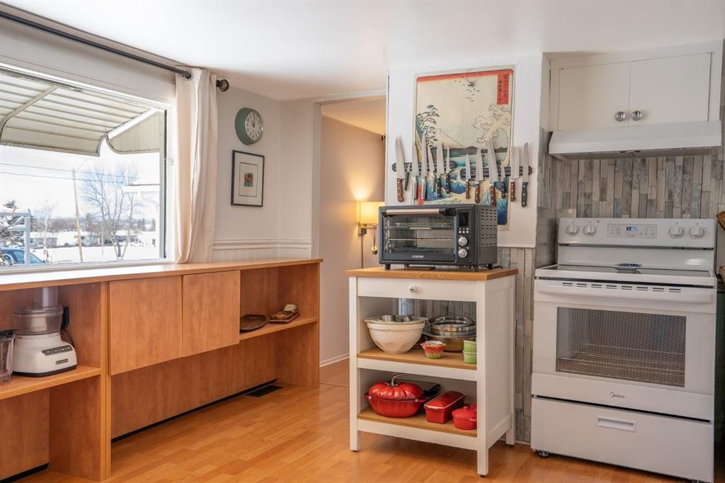 5223 Newson Boulevard, Bashaw, AB - Indoor Photo Showing Kitchen