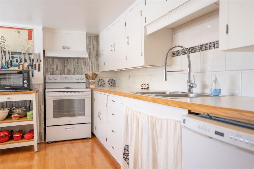 5223 Newson Boulevard, Bashaw, AB - Indoor Photo Showing Kitchen With Double Sink