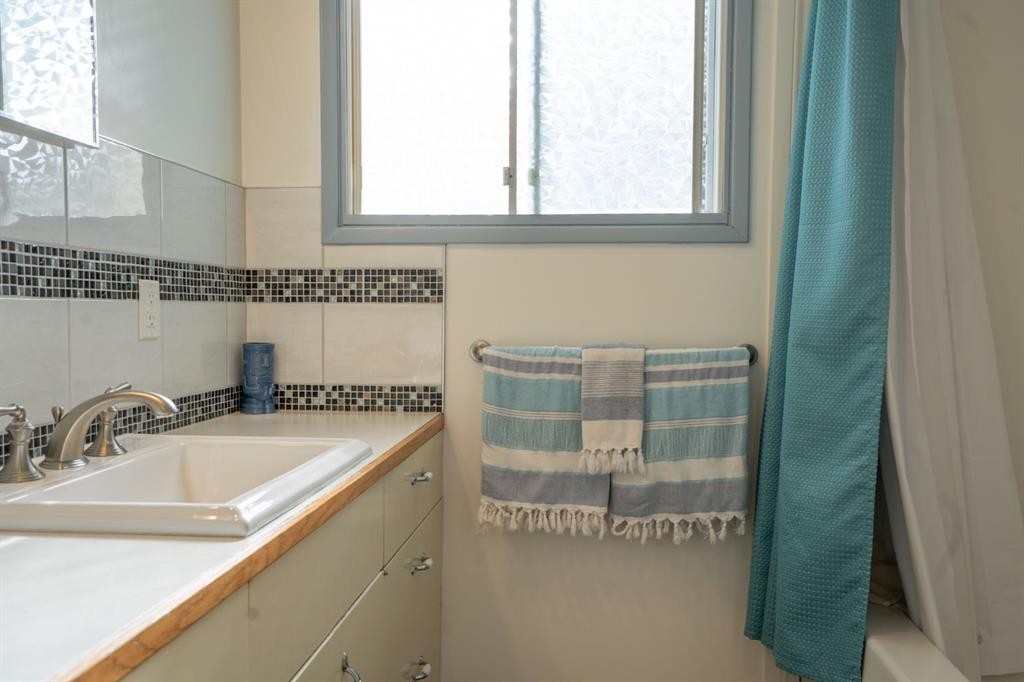 5223 Newson Boulevard, Bashaw, AB - Indoor Photo Showing Bathroom