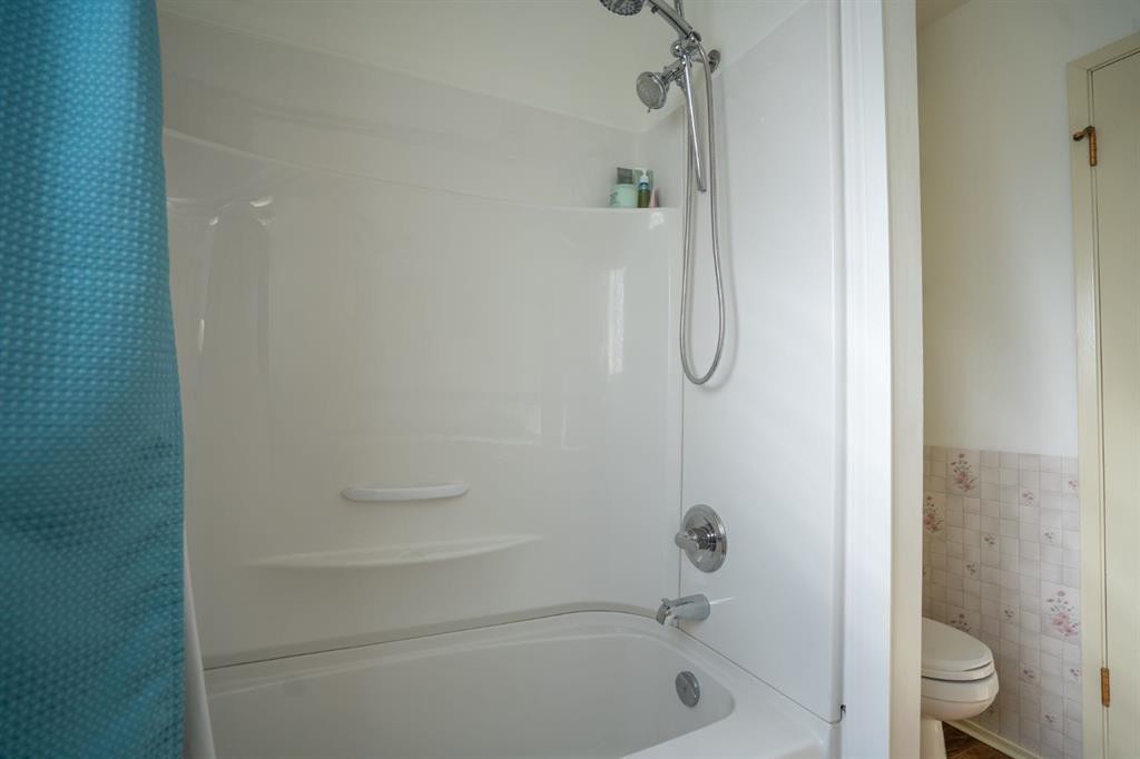 5223 Newson Boulevard, Bashaw, AB - Indoor Photo Showing Bathroom