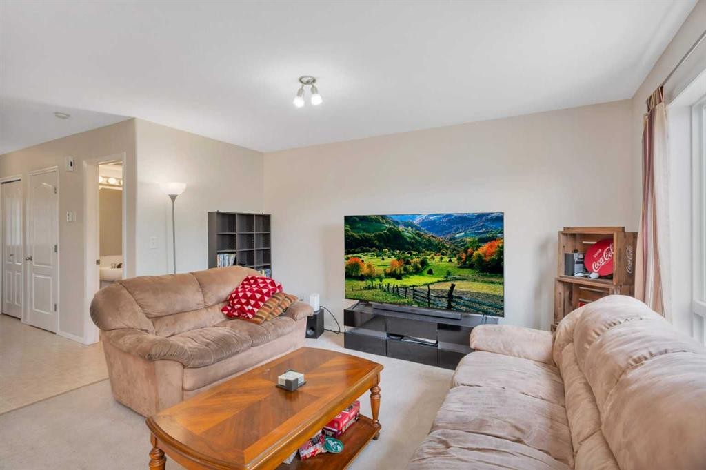 116 Arthur Close, Red Deer, AB - Indoor Photo Showing Living Room