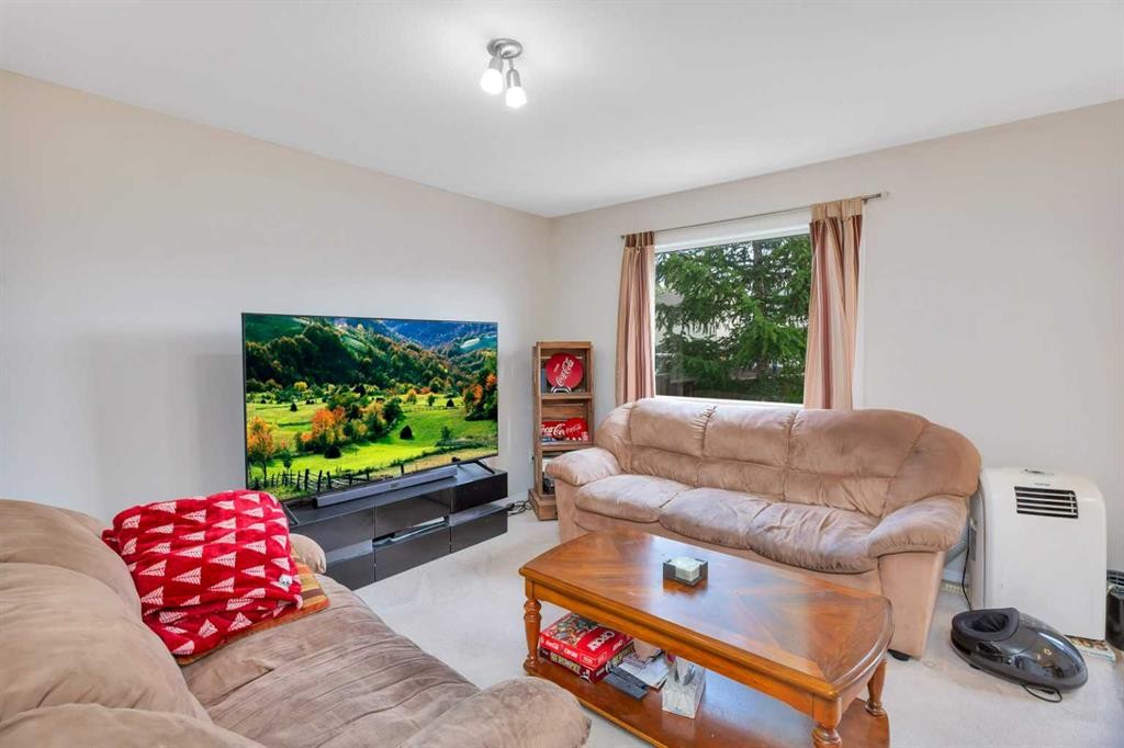 116 Arthur Close, Red Deer, AB - Indoor Photo Showing Living Room