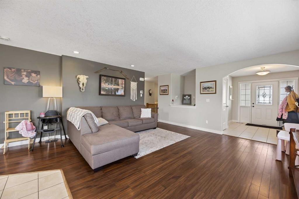 1 Destiny Way, Olds, AB - Indoor Photo Showing Living Room