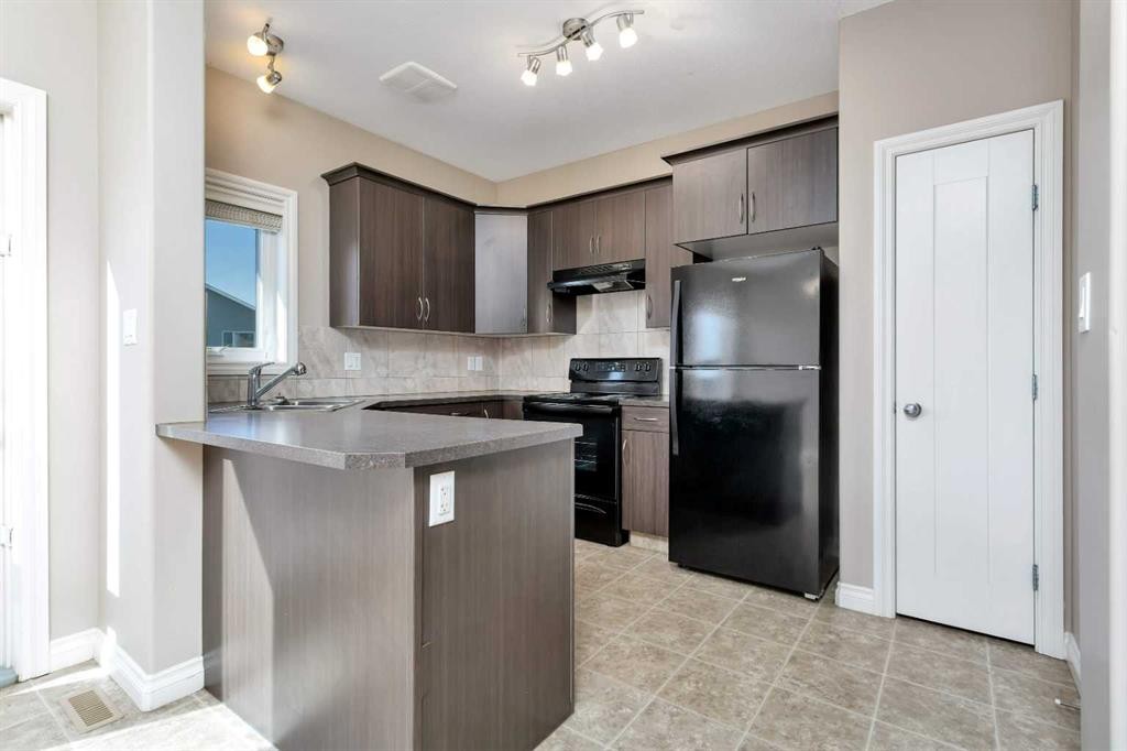 8 Ross Close, Sylvan Lake, AB - Indoor Photo Showing Kitchen