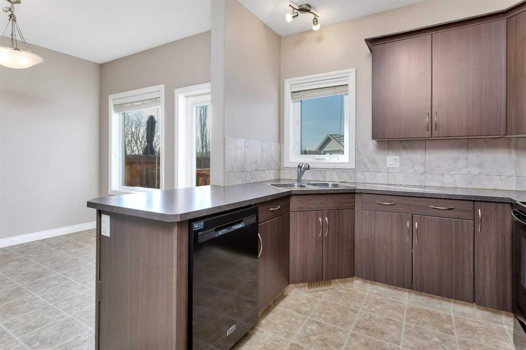 8 Ross Close, Sylvan Lake, AB - Indoor Photo Showing Kitchen With Double Sink