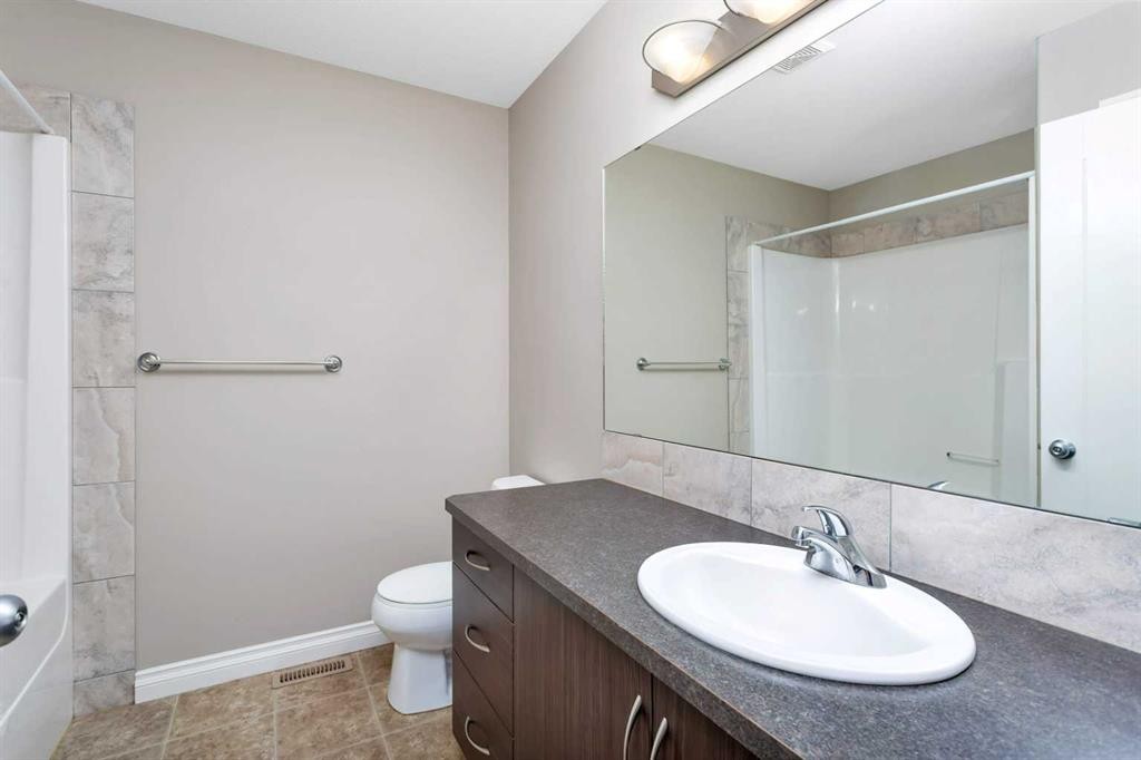 8 Ross Close, Sylvan Lake, AB - Indoor Photo Showing Bathroom