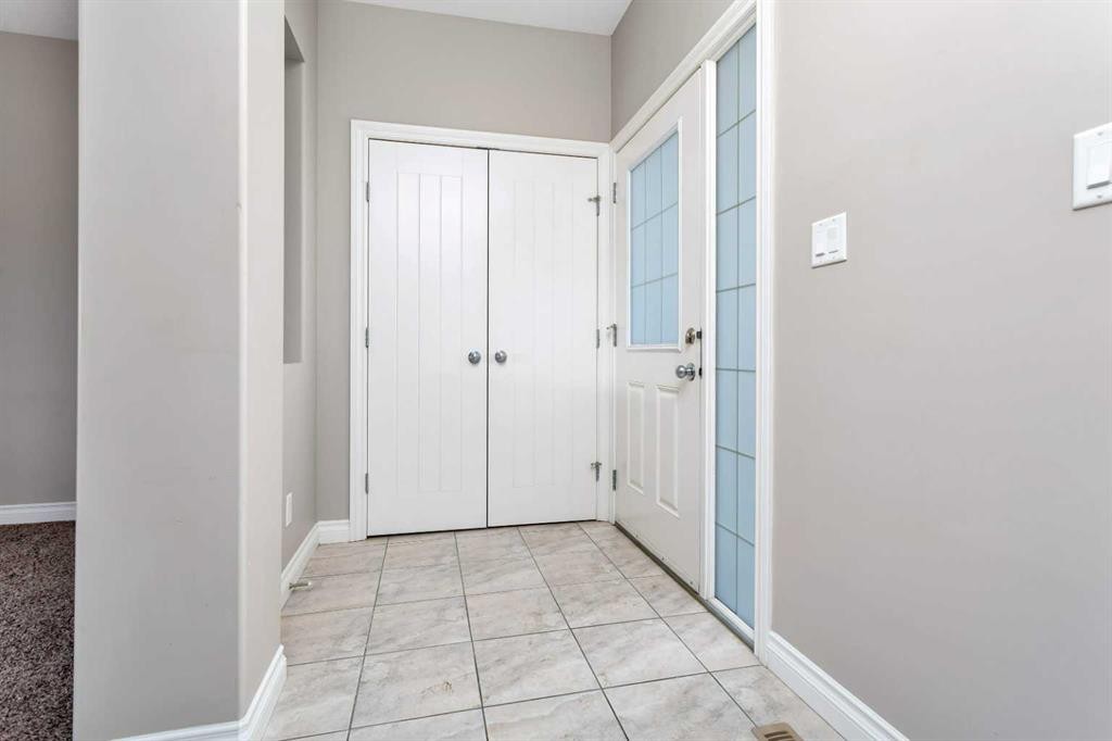 8 Ross Close, Sylvan Lake, AB - Indoor Photo Showing Other Room