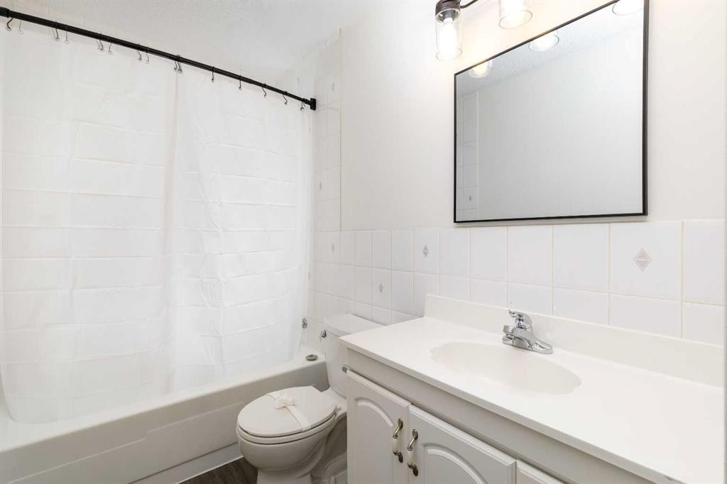 47 Olsen Street, Red Deer, AB - Indoor Photo Showing Bathroom