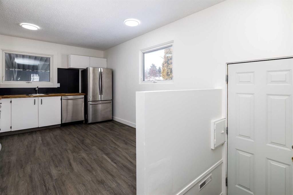 47 Olsen Street, Red Deer, AB - Indoor Photo Showing Kitchen