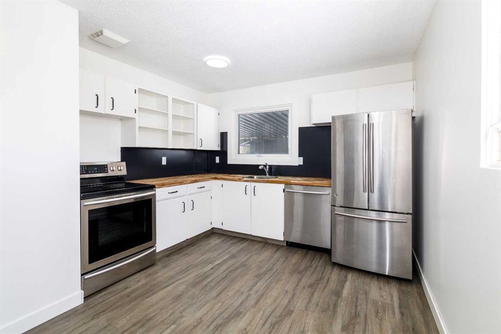 47 Olsen Street, Red Deer, AB - Indoor Photo Showing Kitchen