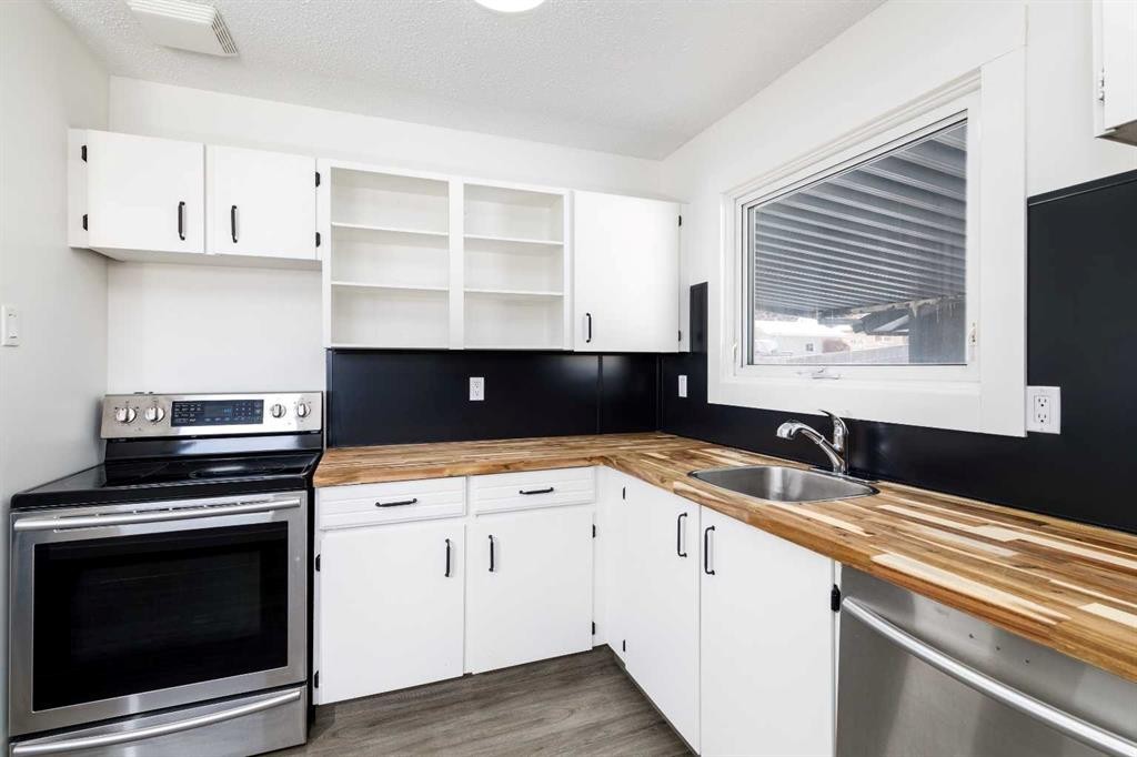 47 Olsen Street, Red Deer, AB - Indoor Photo Showing Kitchen