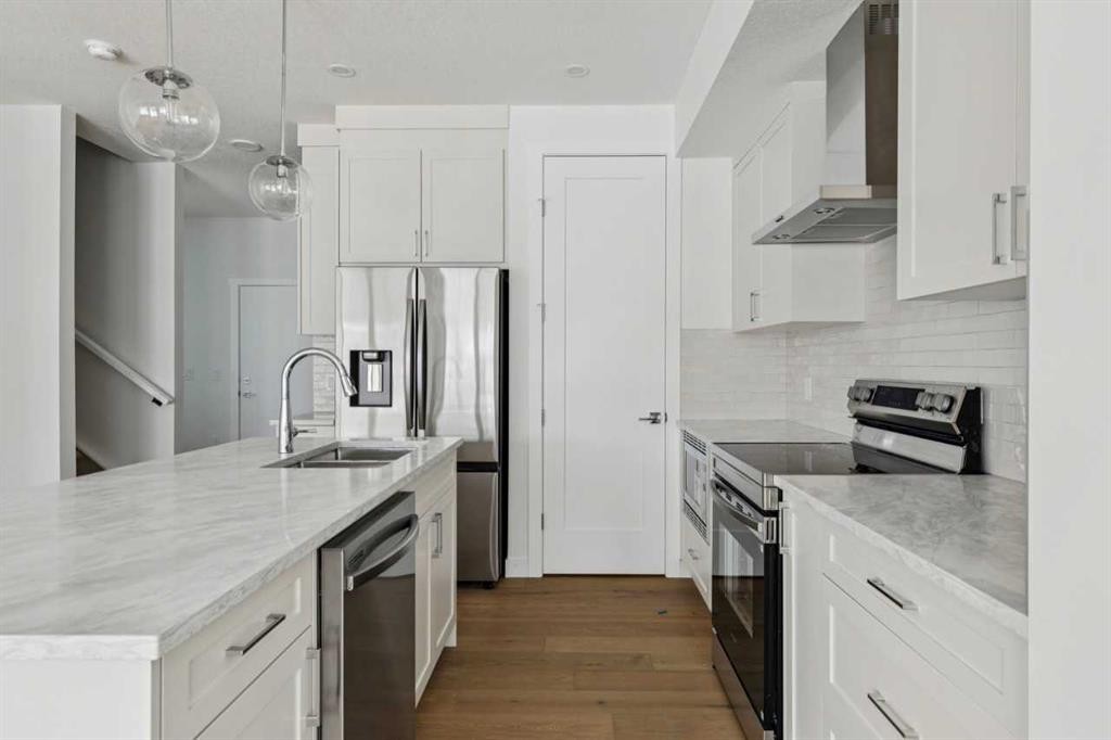 25 Linden Place, Rural Red Deer County, AB - Indoor Photo Showing Kitchen With Double Sink With Upgraded Kitchen