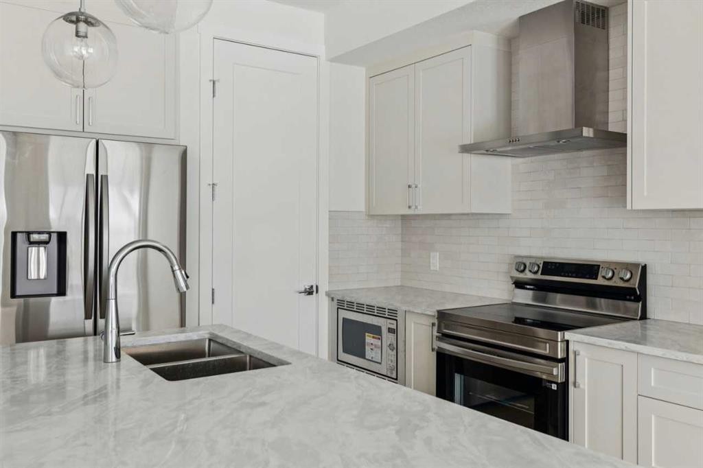 25 Linden Place, Rural Red Deer County, AB - Indoor Photo Showing Kitchen With Double Sink With Upgraded Kitchen