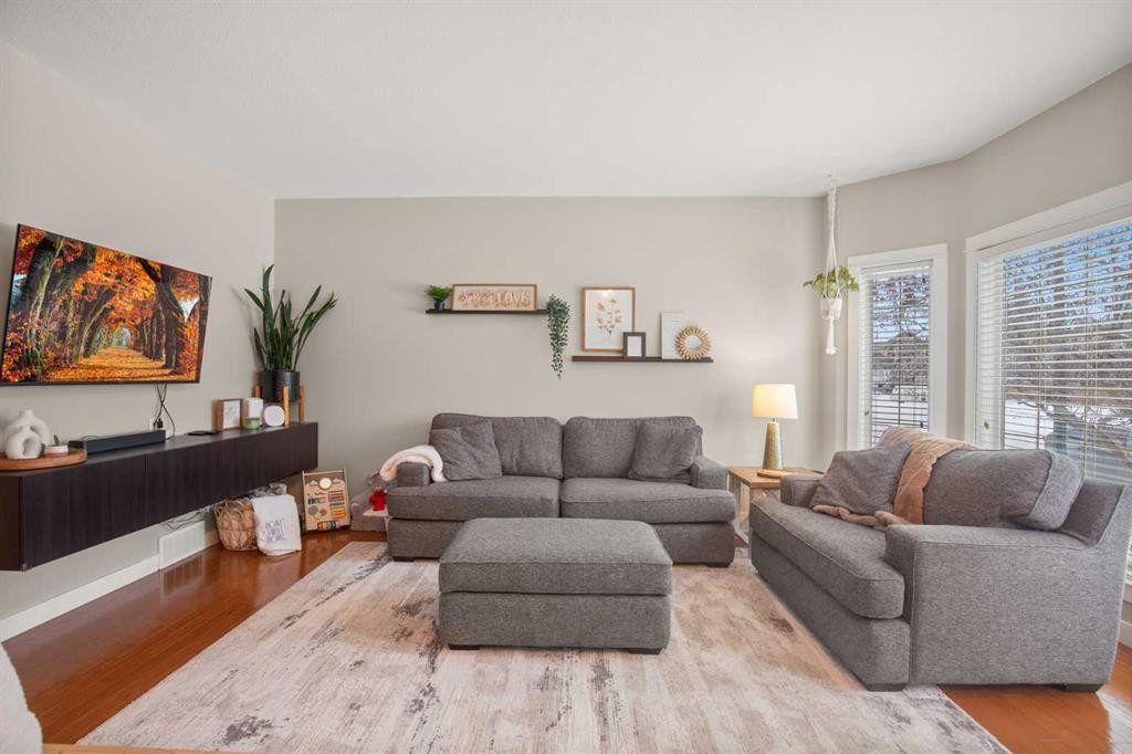 71 Abel Close, Red Deer, AB - Indoor Photo Showing Living Room