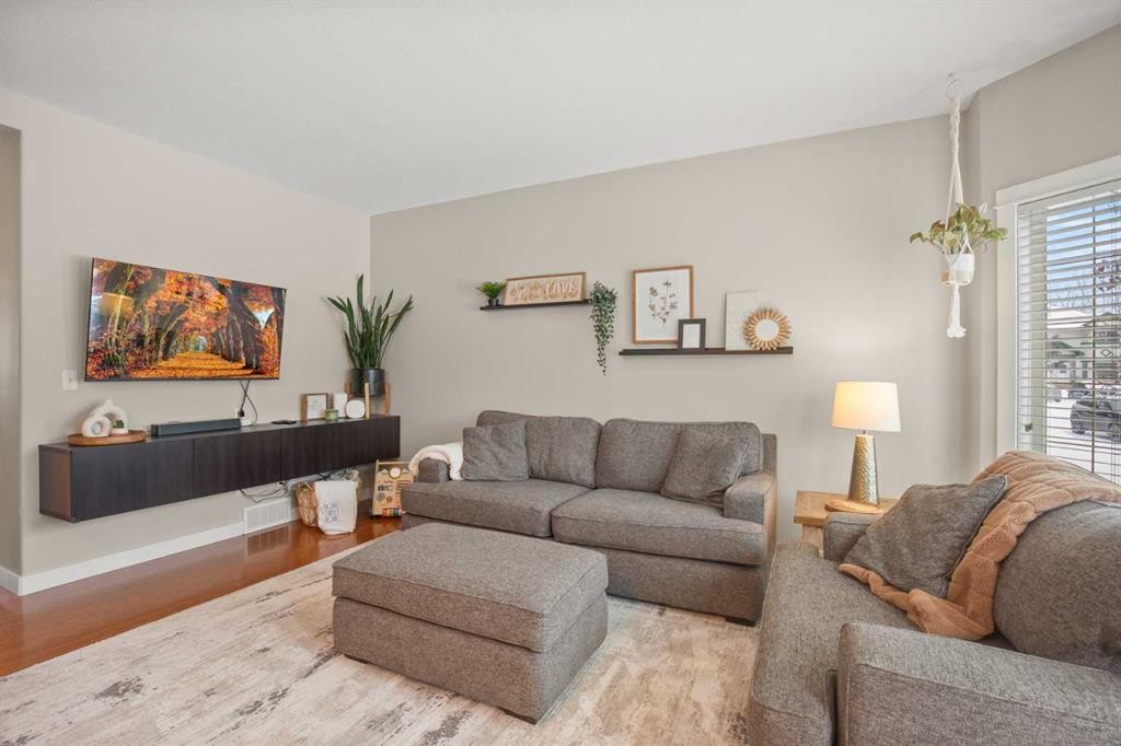 71 Abel Close, Red Deer, AB - Indoor Photo Showing Living Room