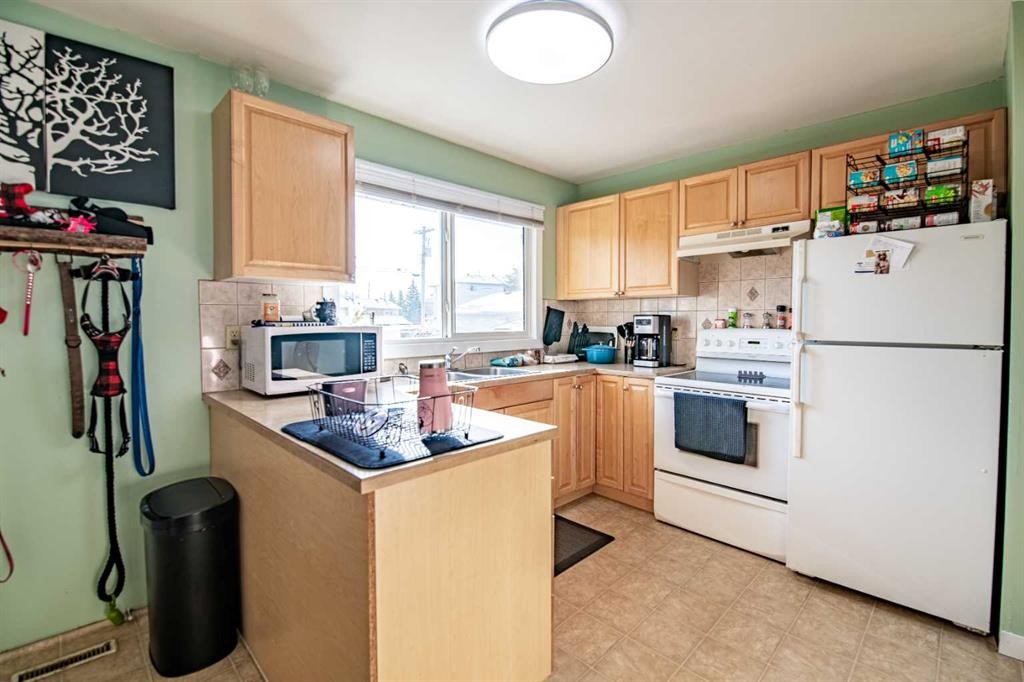 5903 56 Avenue, Red Deer, AB - Indoor Photo Showing Kitchen