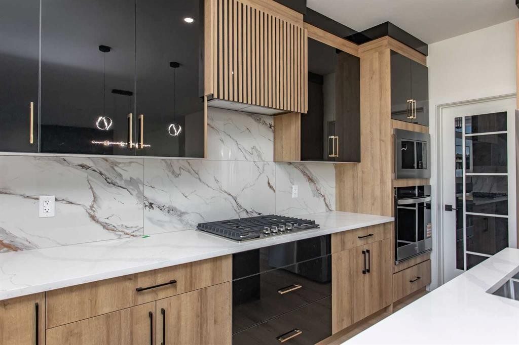 17 Thatcher Avenue, Red Deer, AB - Indoor Photo Showing Kitchen With Upgraded Kitchen